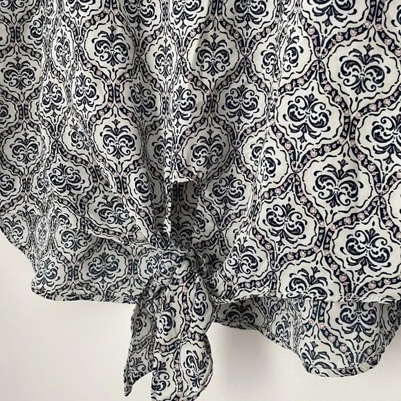 Beautiful Top - Picture 2 of 9